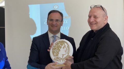 Ο Δήμαρχος Σερρών απένειμε την τιμητική πλακέτα του Δήμου στον Γιάννη Μετζικώφ