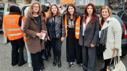 Μαθήτριες και μαθητές του 5ου Γυμνασίου στη λαϊκή αγορά Σερρών για να ενισχύσουν την Κοινωνική κουζίνα του Δήμου Σερρών