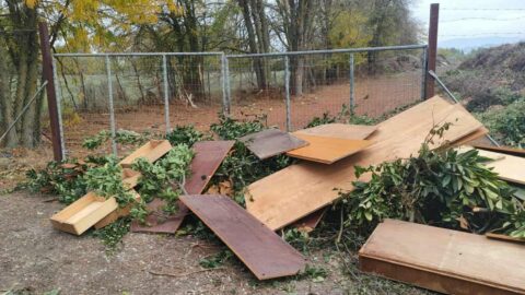 Απαγορεύεται η αυθαίρετη ρίψη κλαδιών και επίπλων στην είσοδο του χώρου προσωρινής αποθήκευσης φυτικών υπολειμμάτων