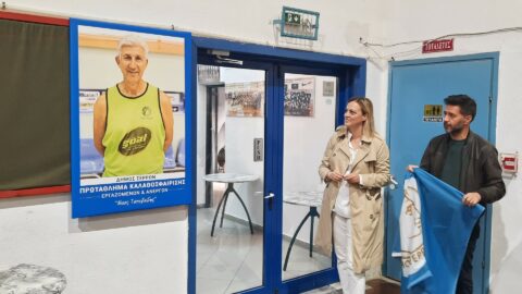 Ο Δήμος Σερρών τίμησε τον Νίκο Τατιτζικίδη- Η Δήμαρχος Σερρών επέδωσε τιμητική πλακέτα στα παιδιά του