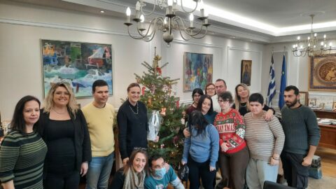 Τα παιδιά του ΚΔΑΠ ΜΕΑ Δήμου Σερρών στόλισαν τα χριστουγεννιάτικα δέντρα στο Δημαρχείο