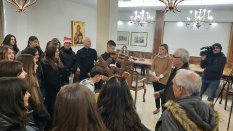 Το Δημαρχείο Σερρών «πλημμύρισε» από χριστουγεννιάτικες μελωδίες-Μαθήτριες και μαθητές έψαλαν τα κάλαντα (Βίντεο)