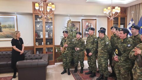 Χριστουγεννιάτικες μελωδίες και ευχές στη Δήμαρχο Σερρών Βαρβάρα Μητλιάγκα (Βίντεο)