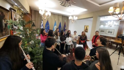 Τα κάλαντα των Χριστουγέννων στο Δημαρχείο από τους μαθητές  του Μουσικού Σχολείου και τον Σύλλογο Εβριτών Ν. Σερρών (Βίντεο)