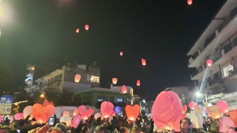 Πολιτεία των Ευχών: Εκατοντάδες φαναράκια φώτισαν τον ουρανό των Σερρών για καλό σκοπό