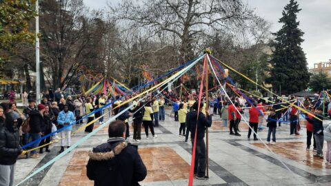 Μαθήτριες και μαθητές «έντυσαν» με χρώμα το κέντρο των Σερρών με το γαϊτανάκι