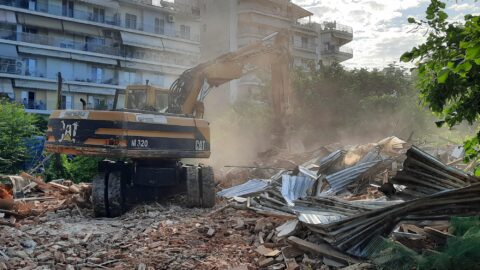 Προχωρούν οι παρεμβάσεις στο Κεντρικό Πάρκο Σερρών-Εργασίες κατεδάφισης στην οδό Κερασούντος